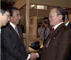 Kono shakes hands with N. Korean envoy at U.N.